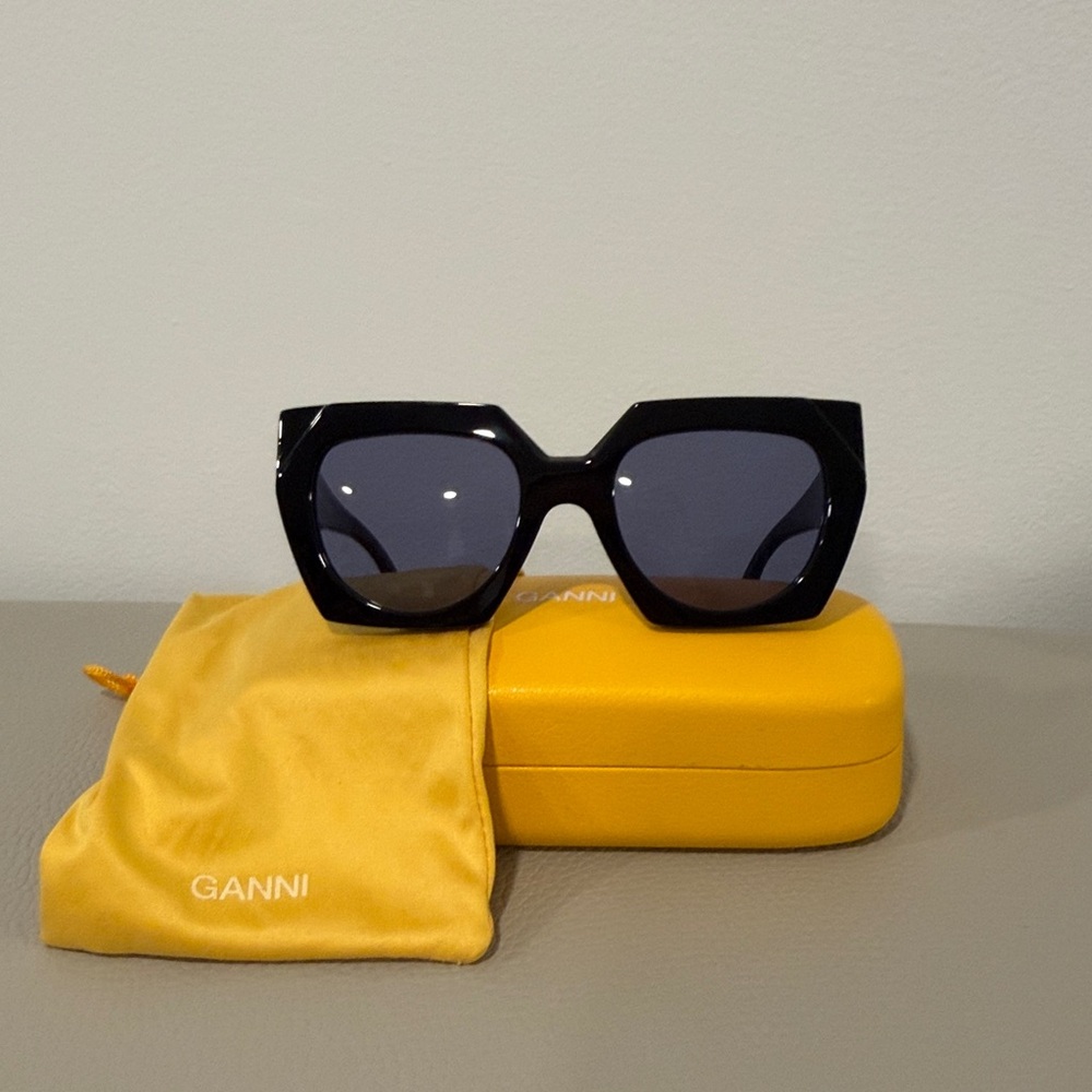 Ganni Dahlia Black Sunglasses with Yellow Case